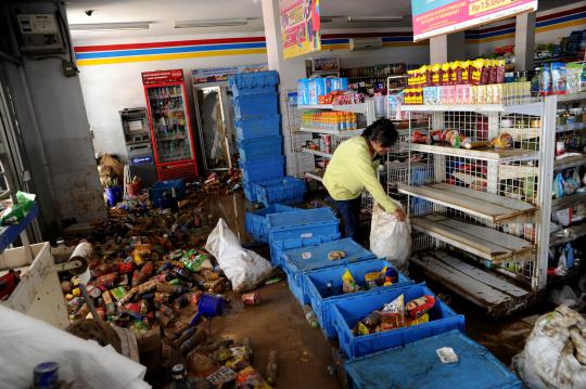 Warga bersihkan lumpur pasca banjir Bekasi