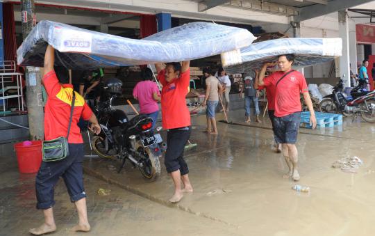 Warga bersihkan lumpur pasca banjir Bekasi