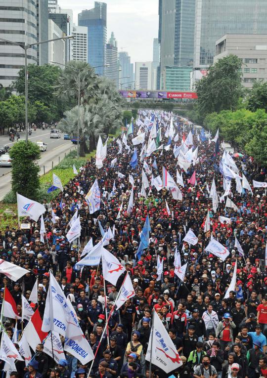 Ribuan buruh long march menuju Istana Negara