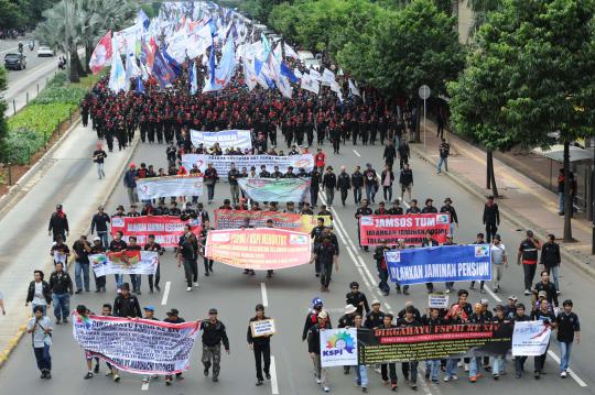 Ribuan buruh long march menuju Istana Negara