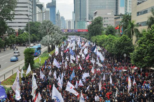 Ribuan buruh long march menuju Istana Negara