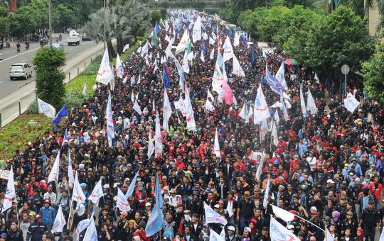 Ribuan buruh long march menuju Istana Negara