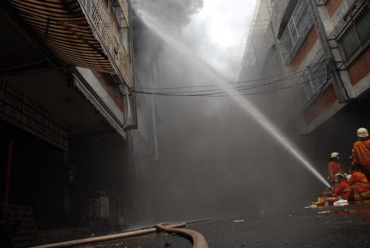 Petugas padamkan puluhan toko di Glodok yang terbakar