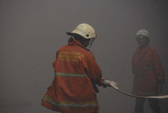 Petugas padamkan puluhan toko di Glodok yang terbakar