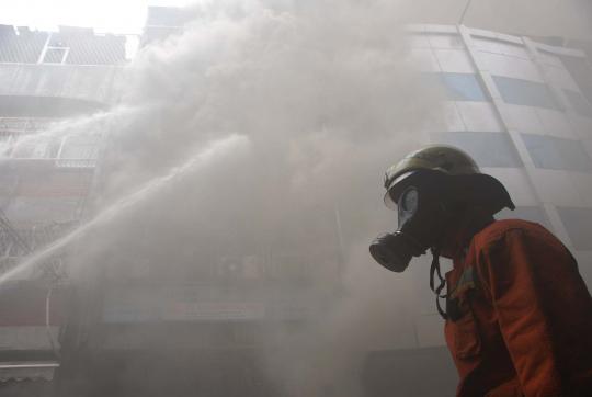 Petugas padamkan puluhan toko di Glodok yang terbakar