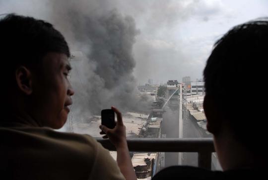 Petugas padamkan puluhan toko di Glodok yang terbakar