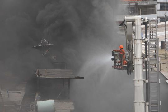 Petugas padamkan puluhan toko di Glodok yang terbakar