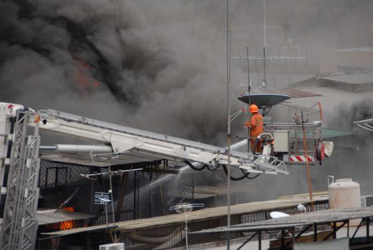 Petugas padamkan puluhan toko di Glodok yang terbakar