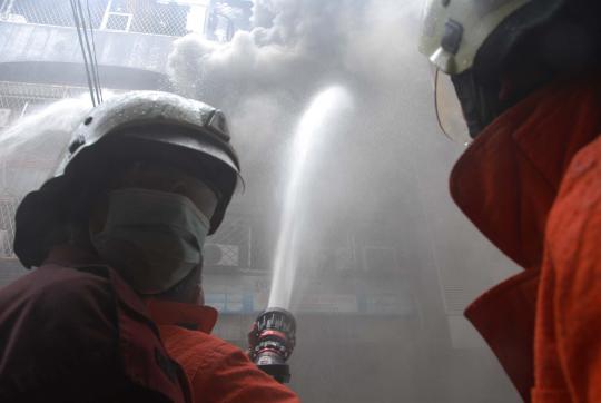 Petugas padamkan puluhan toko di Glodok yang terbakar