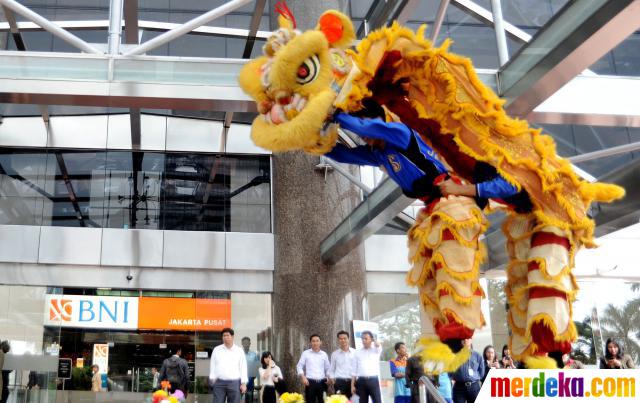 Foto : Atraksi barongsai hibur nasabah BNI merdeka.com