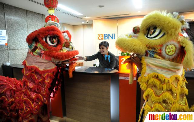 Foto : Atraksi barongsai hibur nasabah BNI merdeka.com