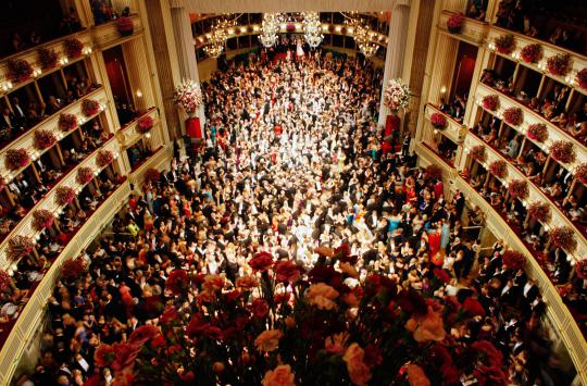 Ratusan pasang penari tampil di Opera Ball Austria