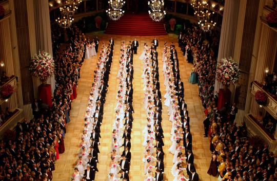 Ratusan pasang penari tampil di Opera Ball Austria