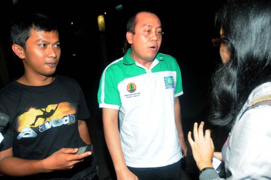 Saan Mustopa saat mendatangi kediaman Anas