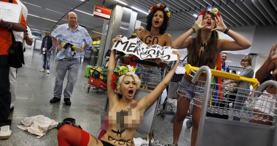 Aksi telanjang aktivis Femen di Bandara Rio de Janeiro