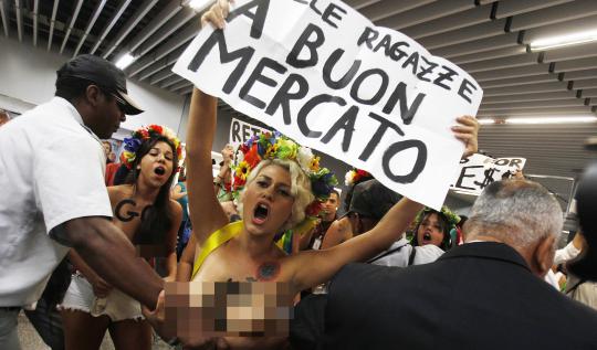 Aksi telanjang aktivis Femen di Bandara Rio de Janeiro