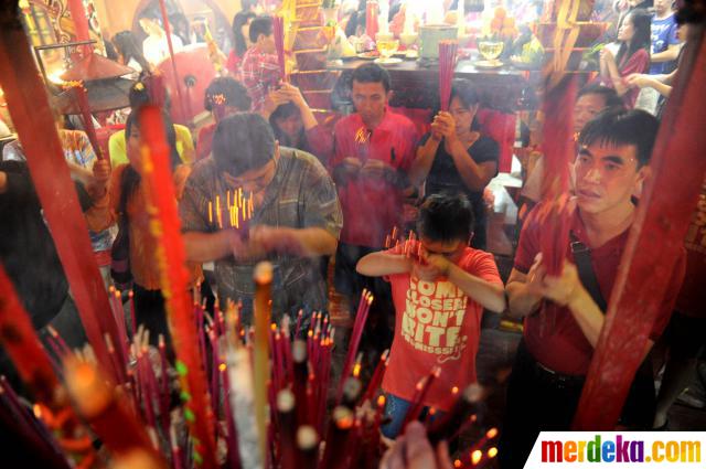 Foto : Malam Imlek, warga Tionghoa penuhi Klenteng Boen 