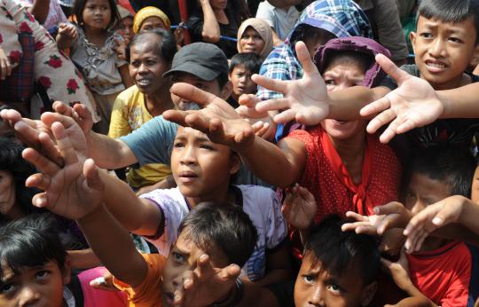 Warga berebut angpao di Vihara Dharma Bakti