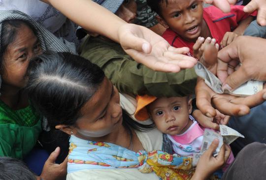 Warga berebut angpao di Vihara Dharma Bakti