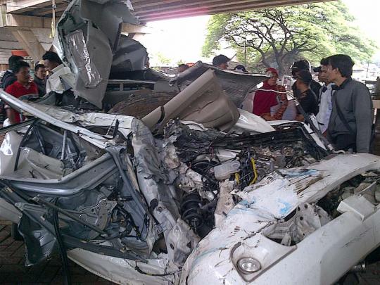 Terobos palang perlintasan, sebuah mobil ringsek ditabrak kereta