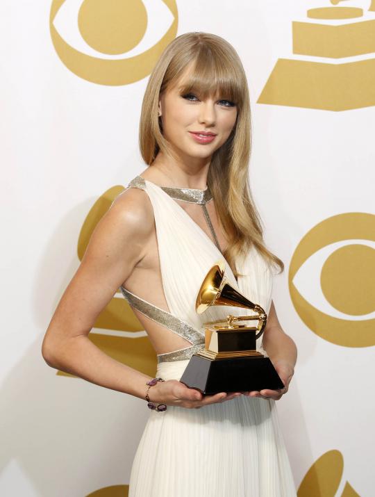 Aksi hot Taylor Swift di malam Grammy Awards 