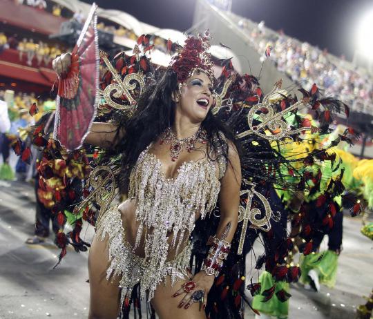 Tarian seksi Ratu Samba di Karnaval Rio de Janeiro