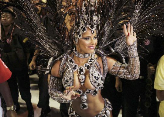 Tarian seksi Ratu Samba di Karnaval Rio de Janeiro