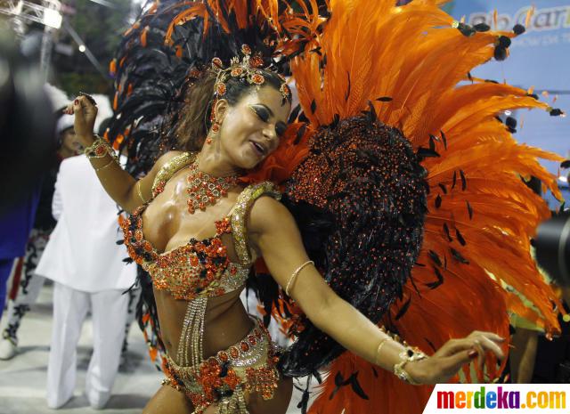 Foto : Tarian seksi Ratu Samba di Karnaval Rio de Janeiro 