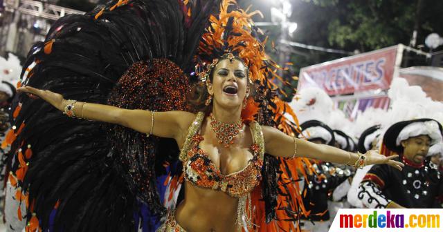 Foto : Tarian seksi Ratu Samba di Karnaval Rio de Janeiro 