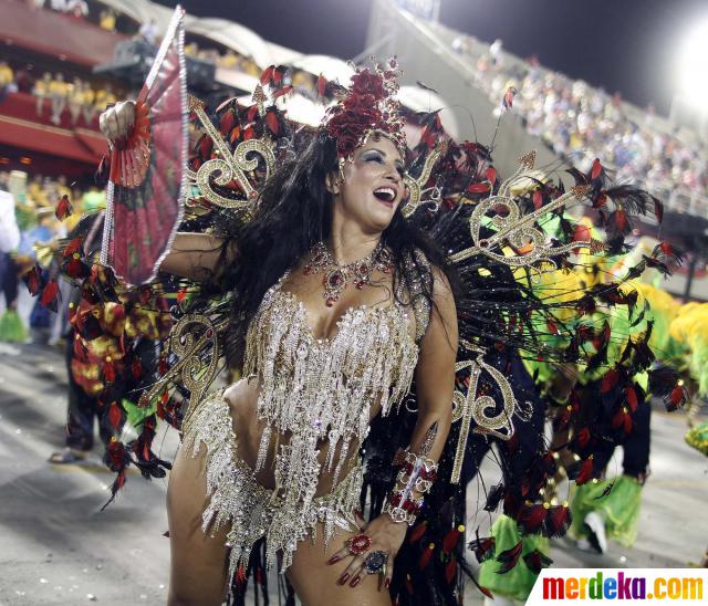 Foto Tarian seksi Ratu Samba di Karnaval Rio de Janeiro 