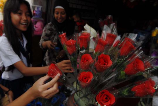 Jelang Valentine, pasar bunga Rawa Belong laris manis