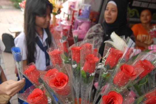 Jelang Valentine, pasar bunga Rawa Belong laris manis