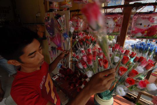 Jelang Valentine, pasar bunga Rawa Belong laris manis