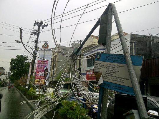 Kota Solo diserang badai, ratusan pohon tumbang