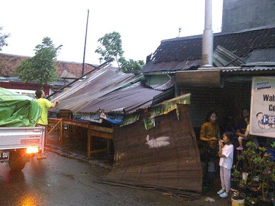 Kota Solo diserang badai, ratusan pohon tumbang