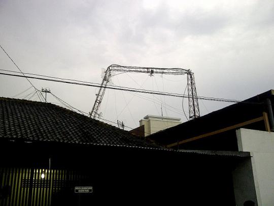 Kota Solo diserang badai, ratusan pohon tumbang