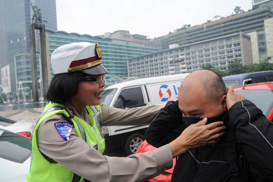 Polwan bagi-bagikan masker di Bundaran HI