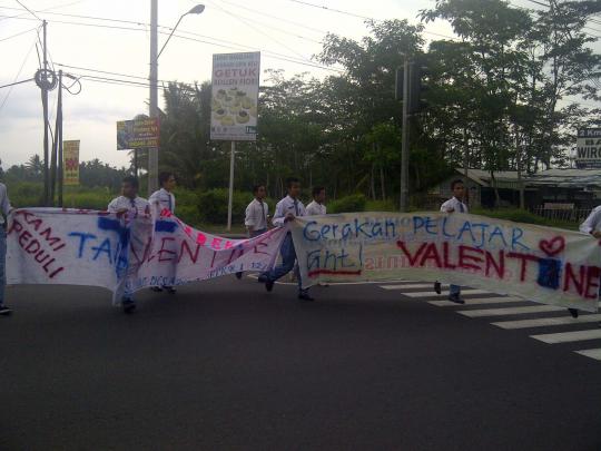 Turun ke jalan, puluhan pelajar tolak hari Valentine