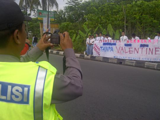 Turun ke jalan, puluhan pelajar tolak hari Valentine