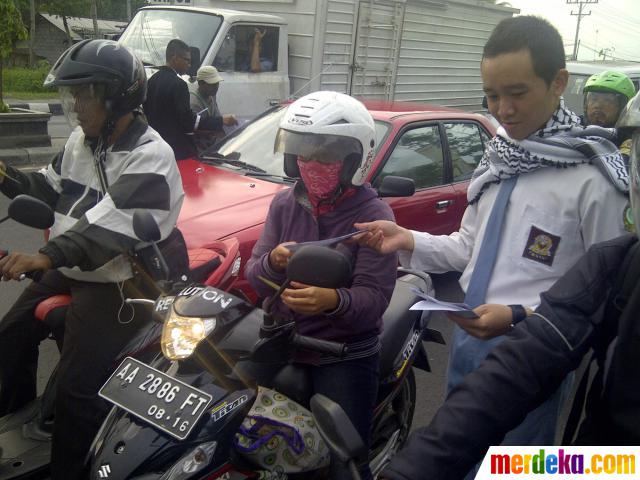 Foto Turun ke jalan puluhan pelajar tolak hari 