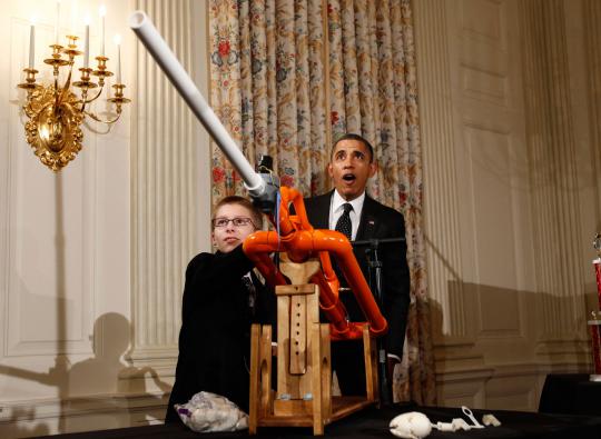 Ketika Obama asik bermain dengan anak-anak