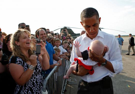 Ketika Obama asik bermain dengan anak-anak