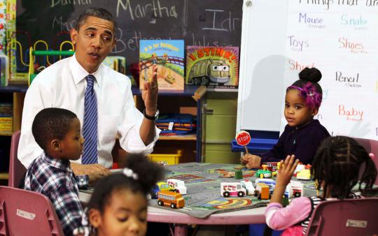Ketika Obama asik bermain dengan anak-anak