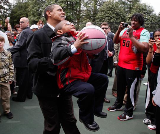 Ketika Obama asik bermain dengan anak-anak