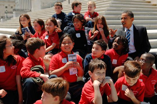 Ketika Obama asik bermain dengan anak-anak