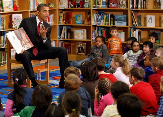 Ketika Obama asik bermain dengan anak-anak