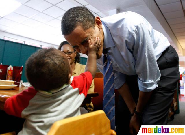 Foto Ketika Obama asik bermain dengan anak anak merdeka com