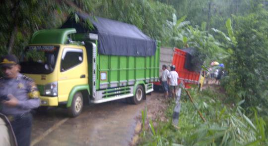 Tebing longsor, jalur Magelang-Temanggung terancam putus