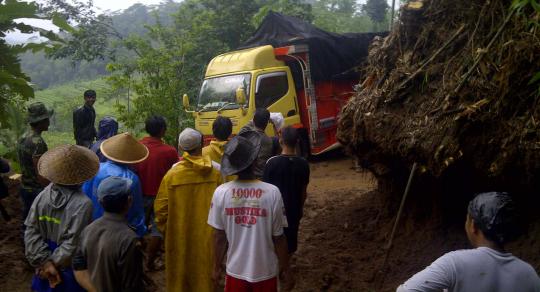 Tebing longsor, jalur Magelang-Temanggung terancam putus