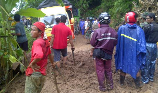 Tebing longsor, jalur Magelang-Temanggung terancam putus